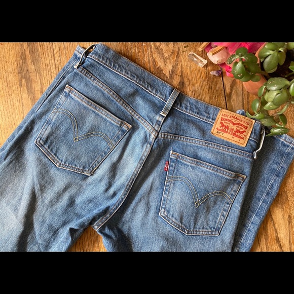 Levi’s Women’s 501 Tapered Jean - Picture 2 of 8